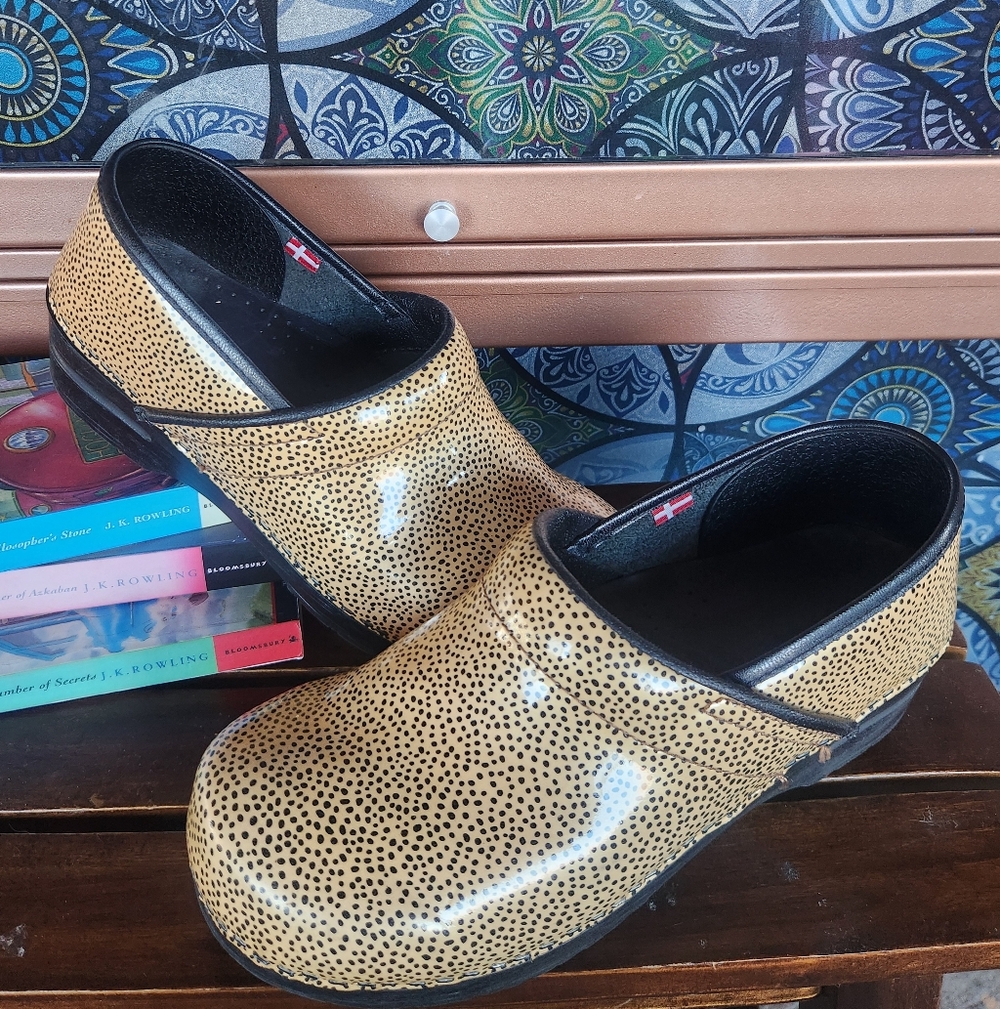 Sanita Professional Astoria Clogs Size 40 Leopard Patent Finish